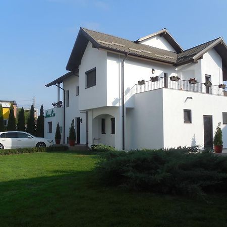 Villa Annalia - Rooms To Rent Bacau Exterior photo